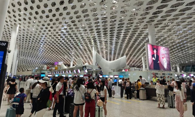 投放深圳机场安检LED大屏广告需要注意哪些问题？选择深圳第一户外传媒发布深圳机场广告有哪些优势？