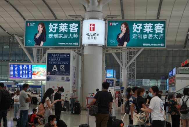 深圳北高铁站候车大厅高空包柱广告，深圳北站大屏广告价格