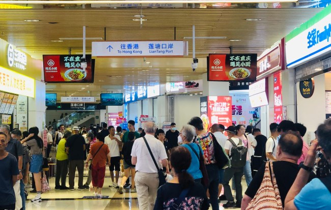 莲塘口岸广告位为什么一位难求？深圳第一户外传媒代理发布相关广告有哪些优势？