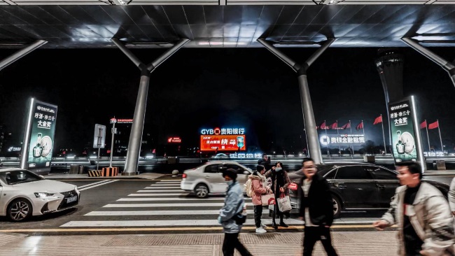 详细介绍一下贵阳龙洞堡机场媒体位置，并说明第一户外传媒代理哪些广告位？