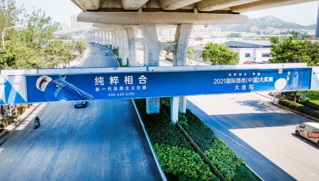 青岛李沧重庆中路天桥灯箱大牌广告投放，青岛户外广告价格