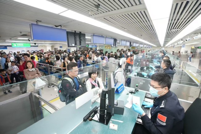 深圳罗湖口岸入境墙面灯箱广告投放，罗湖口岸通道大屏广告价格