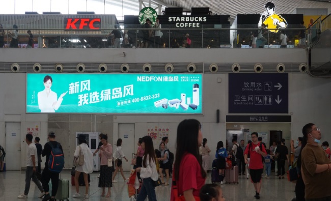 深圳北高铁站候车大厅检票口两侧墙面灯箱广告投放价格