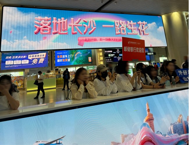 长沙黄花机场到达迎客厅LED广告投放，长沙机场大屏广告价格
