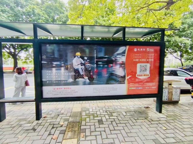 江门公交站台灯箱广告投放，江门巴士候车亭广告价格