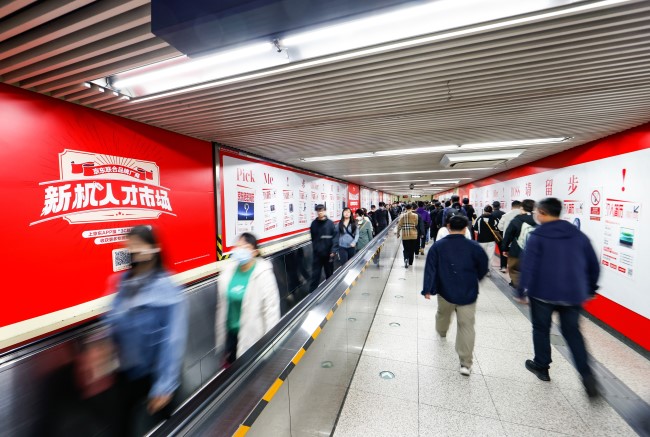 北京东单地铁站换乘通道墙贴广告投放，北京地铁大屏广告价格