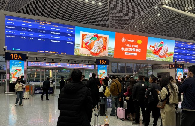 西安北高铁站候车大厅中央LED广告投放，西安北站大屏广告价格