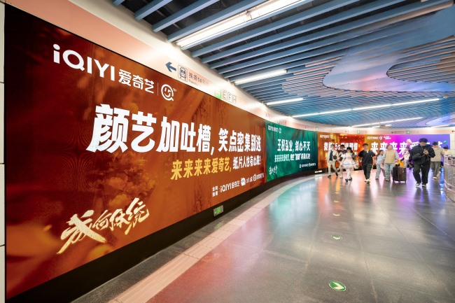 北京大望路地铁站换乘通道墙面LED广告投放，北京地铁广告价格