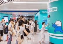 长沙地铁换乘通道墙贴包柱广告投放，长沙地铁站墙画广告价格