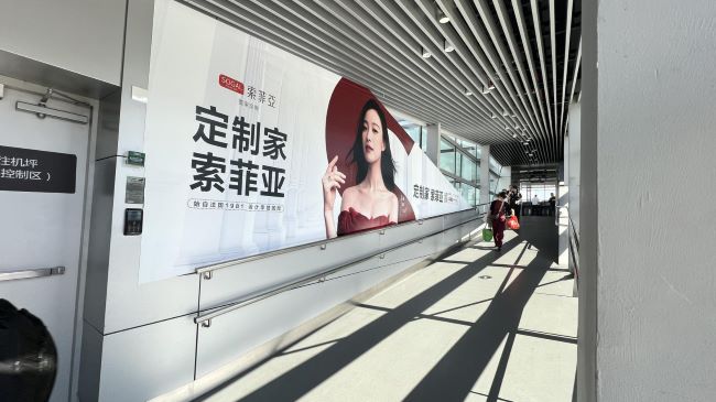 广州机场T2外廊桥大牌广告投放，广州白云机场内廊桥广告价格