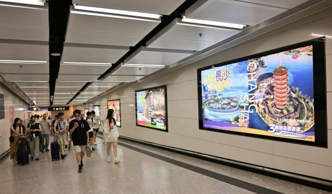 香港西九龙站通道墙面灯箱广告投放，香港西九龙高铁广告价格