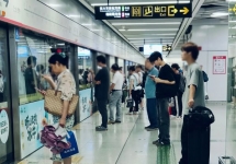 南宁地铁站台屏蔽门贴广告投放，南宁地铁玻璃贴广告价格