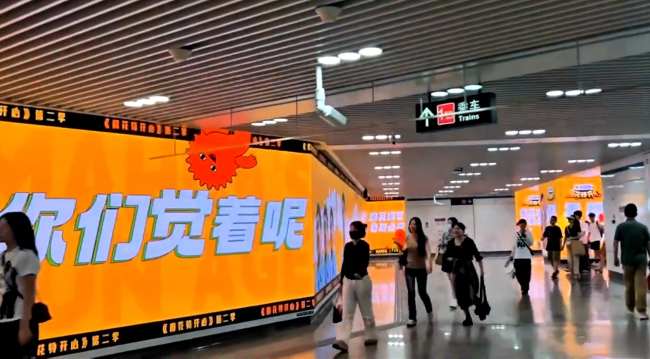杭州地铁滨康路站通道墙面LED广告投放，杭州地铁大屏广告价格