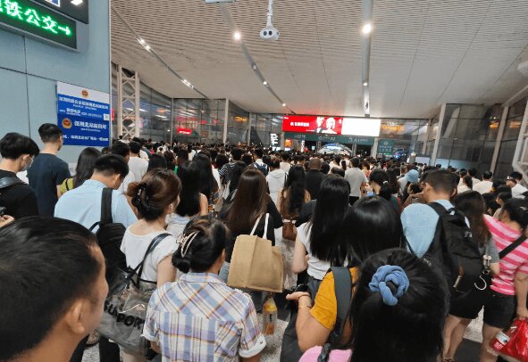 深圳北站出站闸机灯箱广告牌价格收费多少钱？深圳北高铁站春运