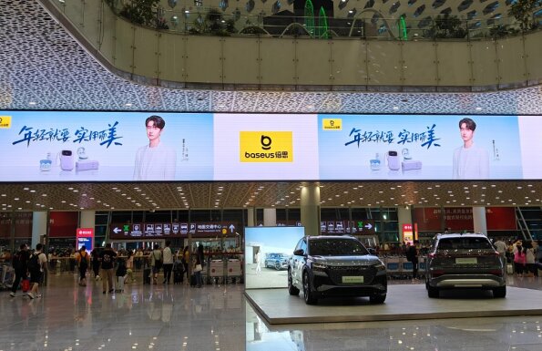 倍思-深圳机场LED大屏广告