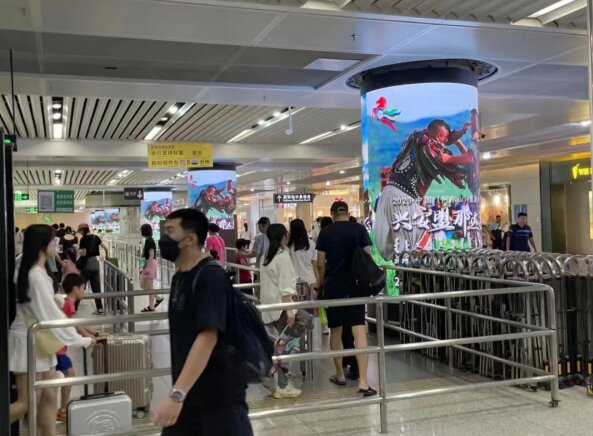 深圳北站换乘区包柱LED广告价格，文旅景区旅游深圳北高铁站广告