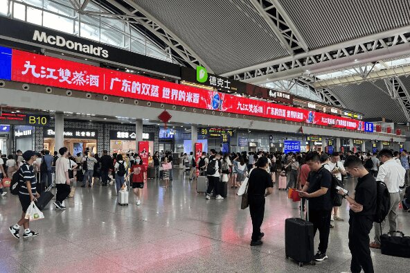 广州南站候车大厅LED大屏广告价格收费多少？广州南高铁站广告案例