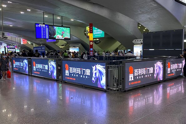 广州南站一层地铁口换乘最醒目广告位？广州南围挡LED屏广告价格