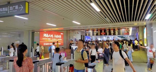 金华站通道灯箱广告：枢纽动线上的黄金视窗