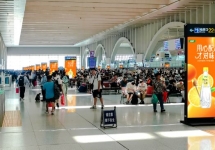 石家庄站高铁候车区LED屏：动线节点的视觉沟通枢纽