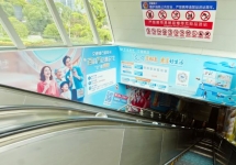 贵阳地铁U型品牌入口：动态客流中的视觉聚焦场域