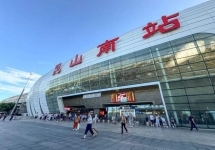 昆山南站进站口上方广场LED大屏：高铁枢纽的精准视觉定位