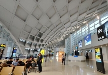 台州机场新航站楼候机大厅高空灯箱：旅客视线的空中画廊