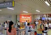 金华站通道灯箱广告：枢纽动线上的黄金视窗