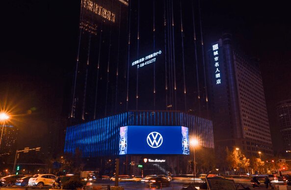 成都兰博基尼中心LED大屏广告价格多少钱？成都天府大道广告裸眼3D