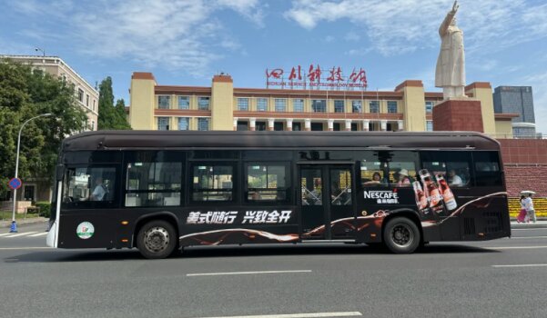 雀巢咖啡-成都公交车广告
