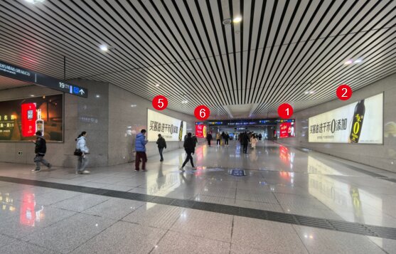 第一户外传媒-双流机场站-换乘通道墙面灯箱