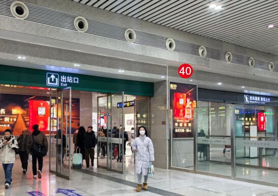 第一户外传媒-双流机场站-进站口内侧立柱墙面灯箱 