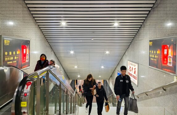 第一户外传媒-双流机场站-进站步梯墙面灯箱