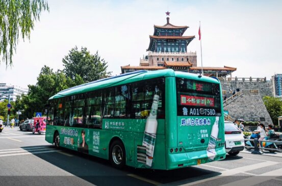 崂山白花蛇草水-济南公交车广告