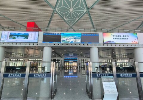 第一户外传媒-浦江站-进站广厅上方灯箱