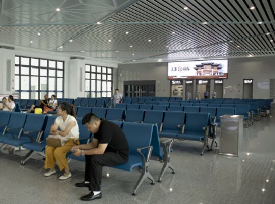 第一户外传媒-浦江站-候车厅墙面灯箱