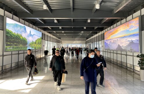 第一户外传媒-丽水站-二楼天桥墙面灯箱