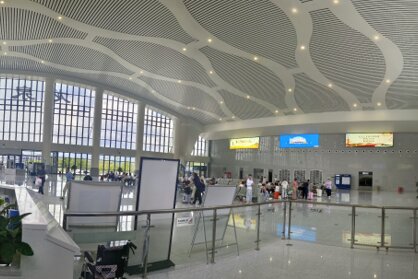 第一户外传媒-龙泉站-候车厅墙面灯箱