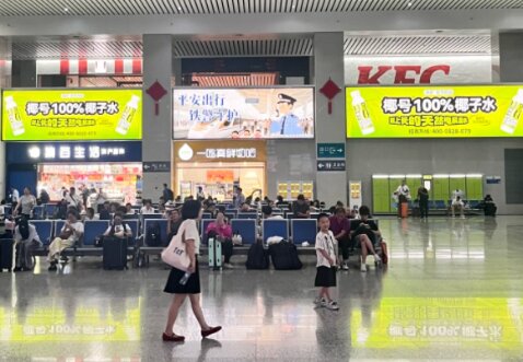 第一户外传媒-衢州站-候车厅墙面灯箱 