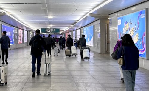 第一户外传媒-衢州站-出站通道墙面灯箱