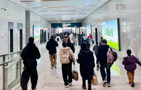 第一户外传媒-江山站-出站通道墙面灯箱 第一户外传媒-江山站-出站通道墙面灯箱