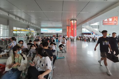 第一户外传媒-淮北站-一层候车厅墙面灯箱 