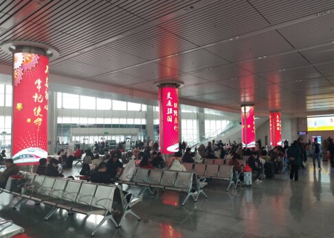 第一户外传媒-淮北站-一层候车厅包柱灯箱