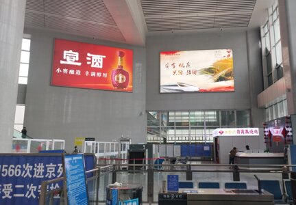 第一户外传媒-淮北站-进站厅两侧墙面灯箱 