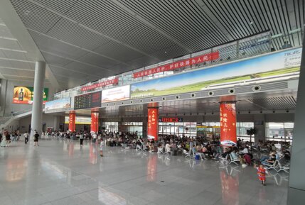 第一户外传媒-淮北站-进站厅信息屏两侧灯箱 