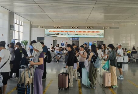 第一户外传媒-淮北站-二层候车厅墙面灯箱