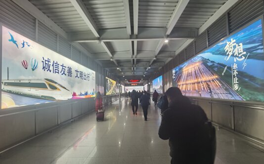 第一户外传媒-淮北站-进站天桥灯箱