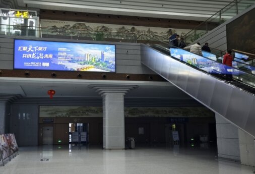 第一户外传媒-龙游站-扶梯两侧墙面灯箱 