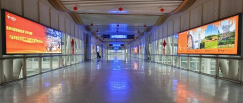 第一户外传媒-龙游站-进站廊桥灯箱 