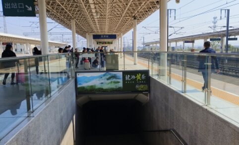 第一户外传媒-龙游站-站台楣头灯箱